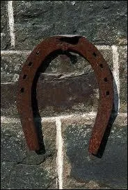 Il est bien connu que le fer  cheval porte bonheur. Mais il y a des conditions qui doivent tre respectes pour que cela fonctionne. Lesquelles ?
