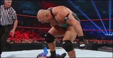 Qui est ce catcheur qui a dfait deux catcheurs locaux dans un match handicap ?