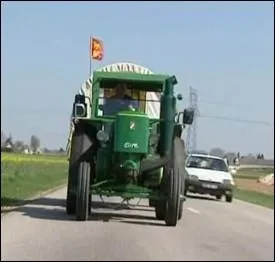 Que va entreprendre un retrait de l'industrie dans l'Eure avec son tracteur datant de 1953  partir du 1er Mai ?