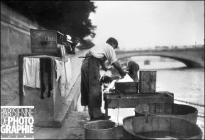 Que fait cet homme ?