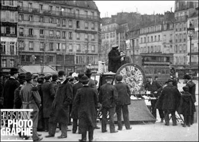 Que regardent ces badauds ?