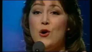 Quel est le nom de cette chanteuse interprtant sur scne la chanson  L'oiseau et l'enfant , classe numro 13 du top 50 dans les annes 1970 ?