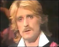 Quel est le nom de ce chanteur interprtant en direct le titre  Aline  ?