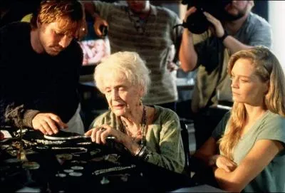 Qui est la jeune femme  DROITE de l'image ? (ne vous trompez pas de ct ! )