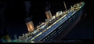 Qu'arrive-t-il au bateau lorsqu'il est presque englouti par l'eau ?