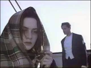 Comment Rose dit-elle s'appeler sur le bateau qui l'a secourue ?