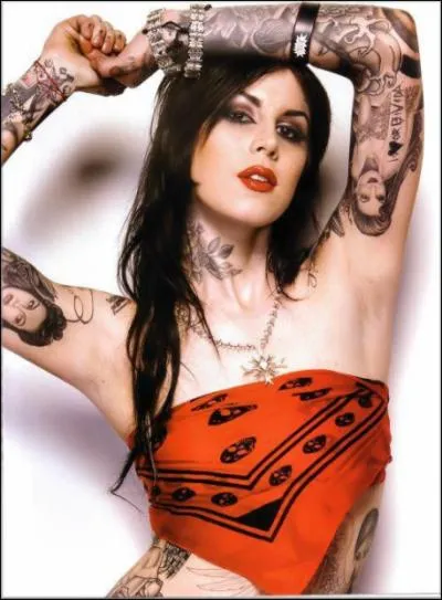 Comment s'appelle cette artiste tatoueuse ?