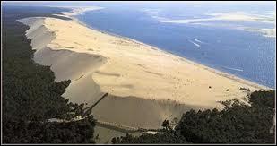 La dune du Pilat (ou Pyla) est la plus haute d'Europe, mais quelle étendue d'eau lui fait face ?