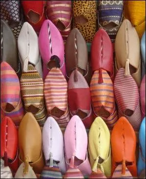 Divers : Nommez cette chaussure ou pantoufle orientale en cuir, sans talon.