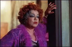 La grande Simone Signoret tint vaillamment ce genre de rle, dans le film ?