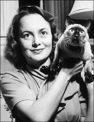 Le chat a un lger air d'inquitude ou de ras-le-bol, ou alors est-ce le mme regard un peu tonn que sa matresse, l'actrice ?