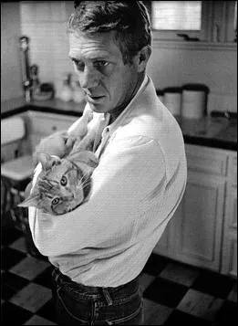 Il a l'air trs heureux d'tre l ce beau chat, dans les bras que la star... ?