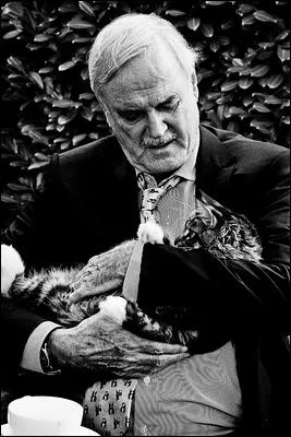 Cet homme aux cheveux blancs tenant un splendide chat tigr dans les bras, c'est ?
