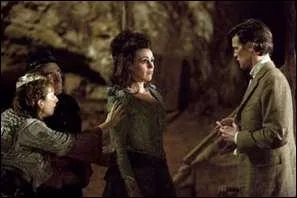 (Episode 4) Qui est la femme au milieu de cette image ?