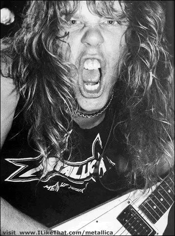 Quel(s) tatouage(s) a-t-il sur le corps ?