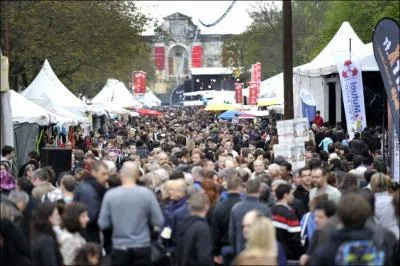 Combien de personnes, en comptant celles prsentes dans les bars et dans les rues, ont t attires par le festival cette anne ?