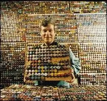 Il adore le champagne et conserve les plaques de muselet !