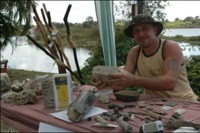 Il n'est pas seulement collectionneur, il passe sa vie  les chercher, il en fait un mtier et une passion !