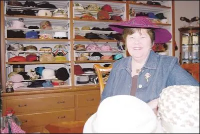 Elle travaille du chapeau !