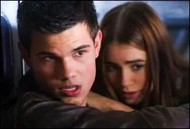 Avec quel vhicule Nathan et sa copine se rendent-ils  l'hpital ?