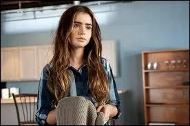 Dans le train : la copine de Nathan propose d'aller chercher  manger, puis elle dit :   Je frapperai... ... ... ... ... . avant d'entrer.  