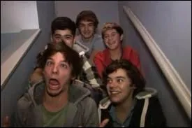 Qui met du sel dans une tasse et dans son bonnet pour, ensuite, se le verser sur la tte ?