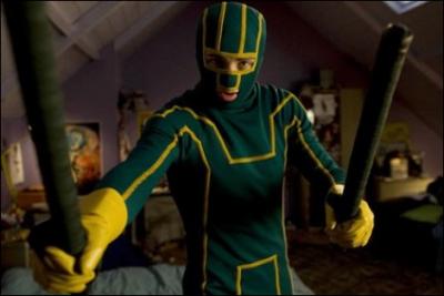Quel nom de super-héros porte ce lycéen, héros du film éponyme sorti en 2010, qui a décidé de revêtir un costume vert et jaune pour défendre la veuve et l'orphelin ?