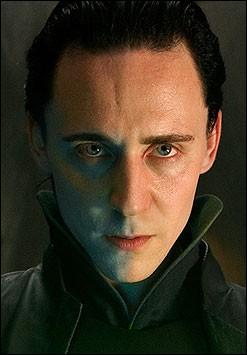 Tom Hiddleston interprète dans  Thor  et  The Avengers  un ennemi du célèbre dieu de la foudre :