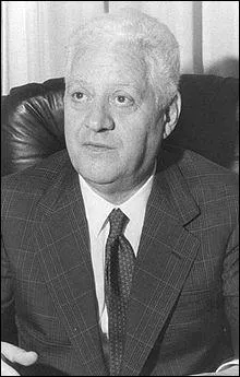 Son vhicule fut la cible de coups de feux tirs depuis une moto. Le chauffeur a t oblig de s'arrter brutalement et la victime a alors tent de fuir mais n'y parvint pas et se fit tuer :