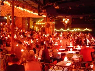 Quelle est la particularit du Moulin Rouge en tant que btiment ?