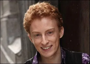 Commet s'appelle ce chanteur qui est dans le jeu ?