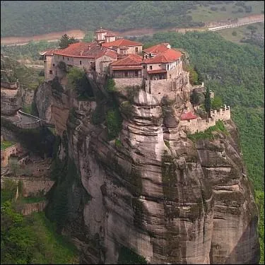 Quel est le nom donn  ces monastres orthodoxes perchs au sommet d'impressionnantes masses rocheuses scuptes par l'rosion, situs au nord de la Grce ?