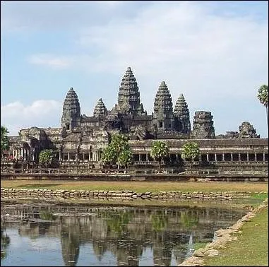 Angkor Vat construit au XII me sicle est l'archtype de l'architecture kmre. Ce temple orn de nombreux bas-reliefs scupts, est le symbole et figure sur le drapeau de quel pays ?