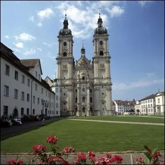 Quel est ce couvent situ en Suisse, exemple parfait du monastre carolingien inscrit depuis 1983 au patrimoine mondial ?