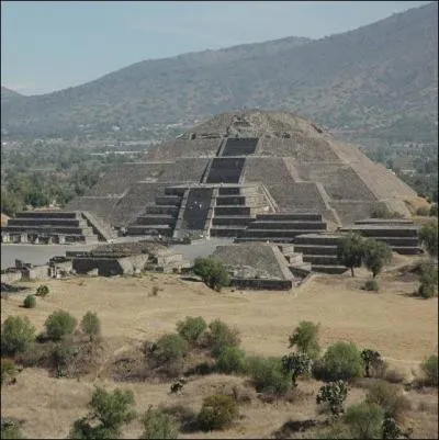 Ces structures pyramidales mso-amricaines sont les vestiges d'une grande ville  Teotihuacan . Dans quel pays d'Amrique centrale est situ cet ensemble archologique ?