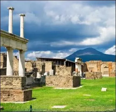 Quelle ruption volcanique est  l'origine de l'ensevelissement des villes romaines de Pompi, d'Herculanum et de Torre Annunziata en l'an 79 ?