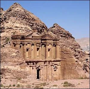 O est situe la cit caravanire nabatenne de Petra mi-sculpte et mi-construite dans le roc ?