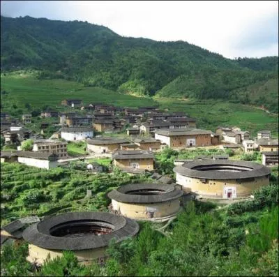 Que reprsentent ces constructions circulaires du XV me sicle appeles  Tulou , situes dans la province ctire chinoise de Fujian ?