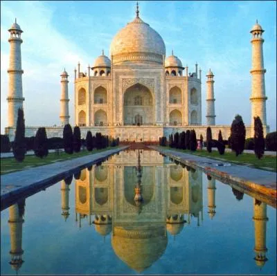 Situ  Agr en Inde, le Taj Mahal mausole de marbre blanc construit au XVII me sicle par l'empereur moghol Shh Jahn en mmoire de son pouse signifie en hindi ... .