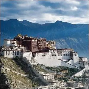 Construit au XVII me sicle sur la colline rouge au centre de la valle de Lhassa, Le Palais du Potola fut la rsidence principale des Dala-Lamas jusqu'au soulvement du peuple tibtain en :