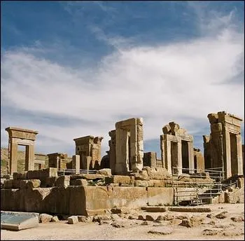 A quelle capitale de l'ancien empire perse-achmnide, construite par Darius 1er en 521 avant J-C, appartiennent ces vestiges situs au nord de Shiraz en Iran ?