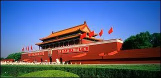 Pékin... Place Tienanmen... Quel événement n'est PAS arrivé au printemps 1989 ?