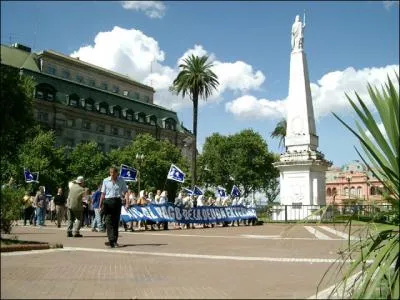 Les mères des disparus venaient manifester sur la place de Mai dans cette ville d'un pays victime de la junte militaire de 1976 à 1983...