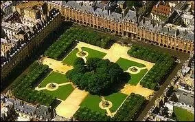La place des Vosges est la plus ancienne de Paris. Pourquoi a-t-elle été appelée ainsi ?
