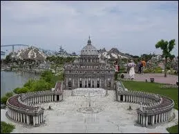 À Rome, il est un petit État (le Vatican) qui possède une place mondialement connue : la place Saint-Pierre... Qui en fut l'architecte ?