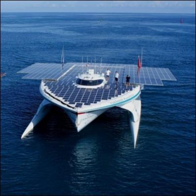 Quel nom porte ce catamaran futuriste fonctionnant  l'nergie solaire et qui vient de boucler pour la premire fois un tour du monde en 585 jours ?