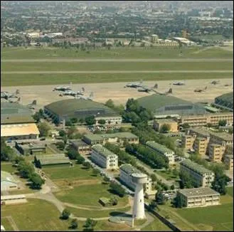 Pour quel projet, une firme amricaine souhaite racheter l'ancienne base militaire franaise de Cugnaux prs de Toulouse en Haute-Garonne ?