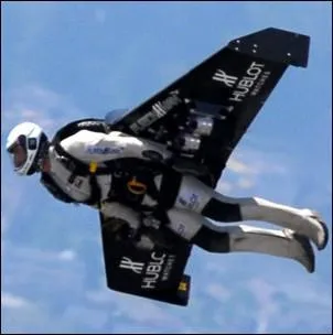 Ce cascadeur suisse Yves Rossy surnomm  Jetman  a enchant les habitants de quelle ville d 'Amrique du sud, en survolant cette mgalopode quip de son aile rigide munie de 4 racteurs ?