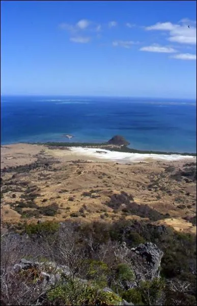 Le cap Saint-Sébastien est situé à l'entrée du canal de Mozambique, tout au nord de l'île de...