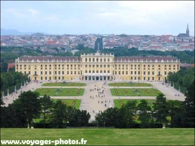 Patrimoine mondial : le chteau de Schnbrunn, rsidence d't des Hasbourg au XVIIIe sicle, et ses jardins, sont situs dans le faubourg d'une capitale de l'Ancien Empire. Laquelle ?